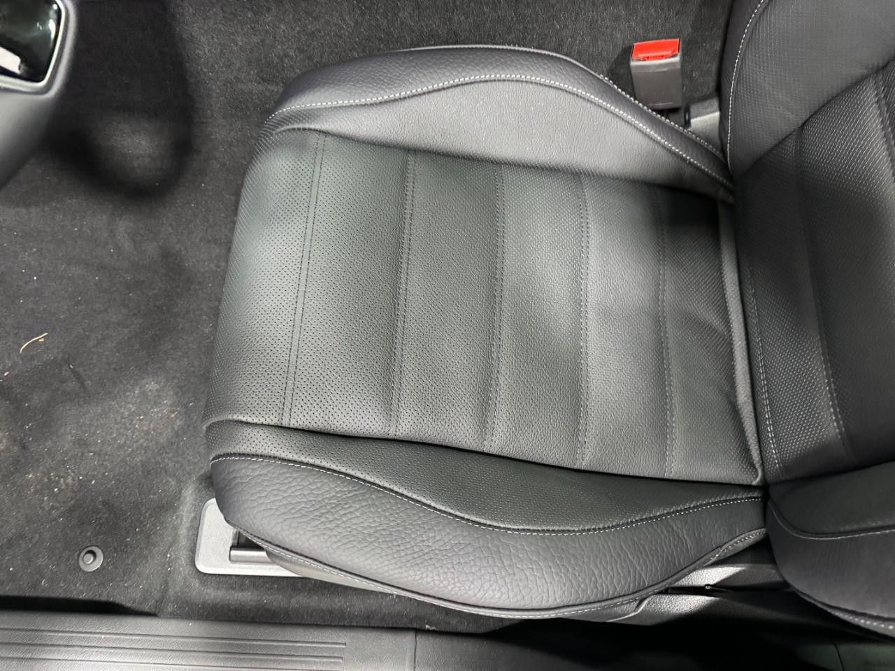 Mercedes-Benz GLE Vehicle Full-screen Gallery Image 29