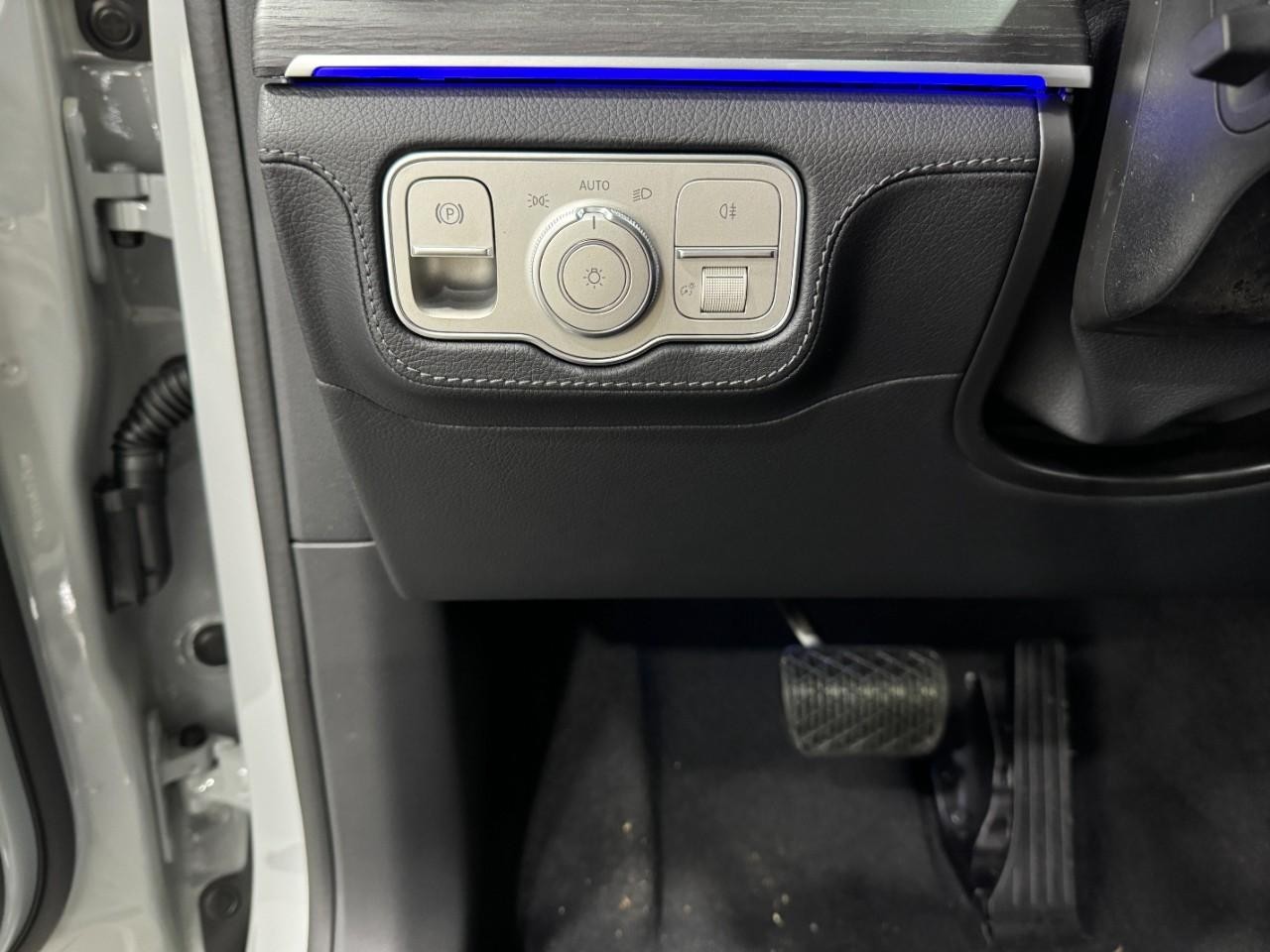 Mercedes-Benz GLE Vehicle Full-screen Gallery Image 30