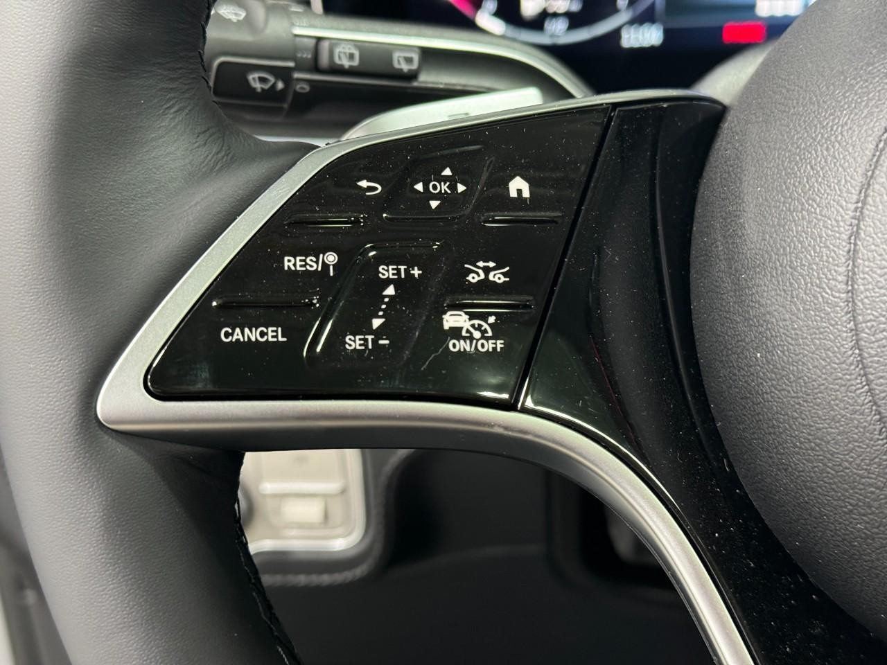 Mercedes-Benz GLE Vehicle Full-screen Gallery Image 31