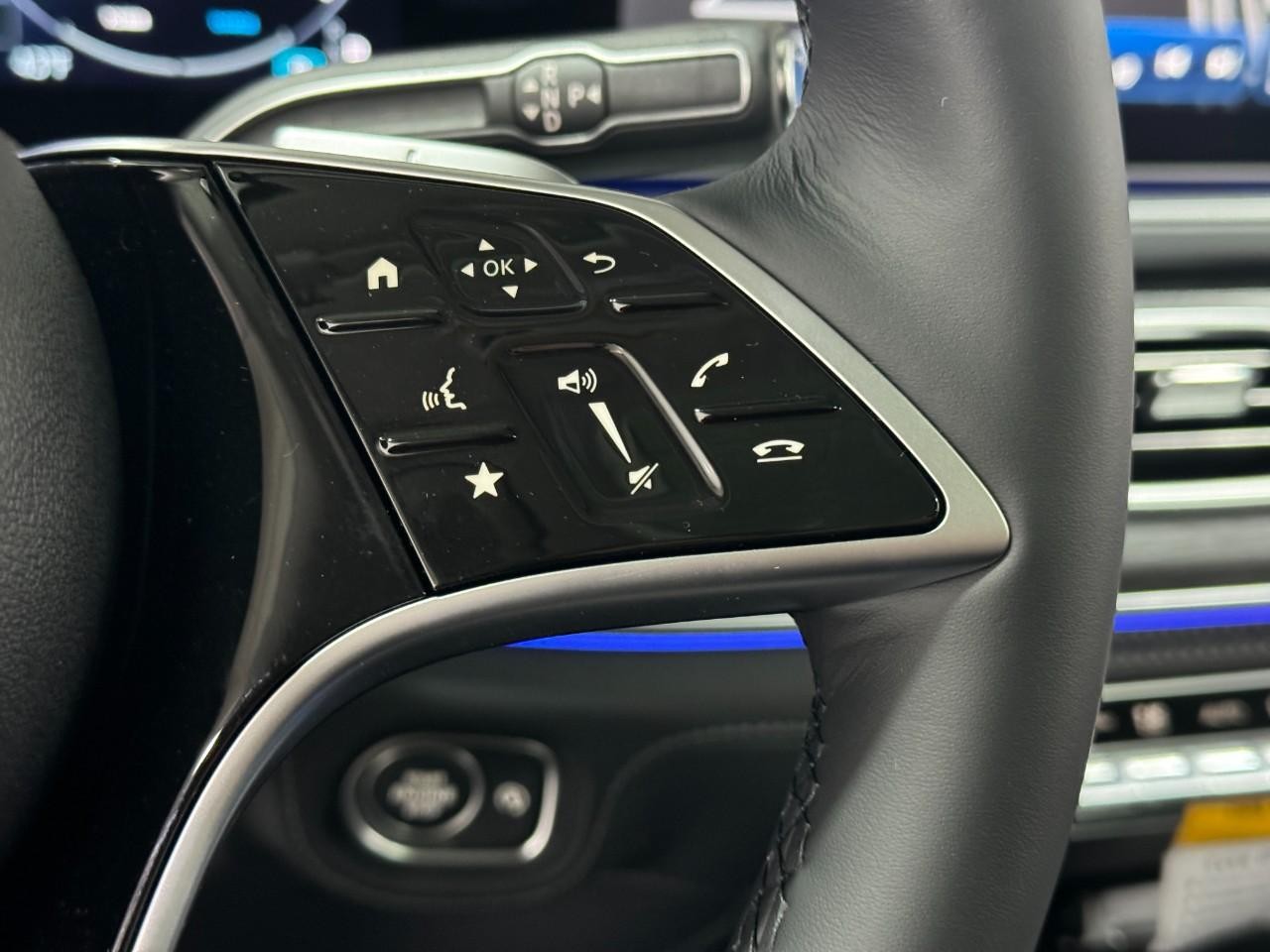 Mercedes-Benz GLE Vehicle Full-screen Gallery Image 32