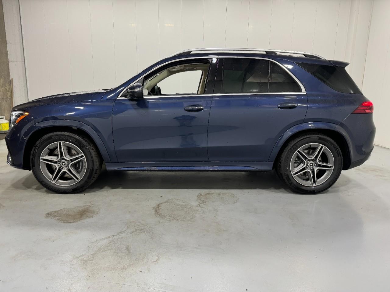 Mercedes-Benz GLE Vehicle Full-screen Gallery Image 2