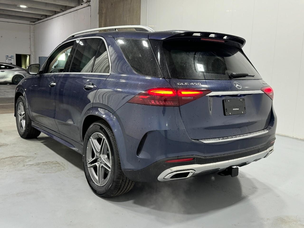 Mercedes-Benz GLE Vehicle Full-screen Gallery Image 3