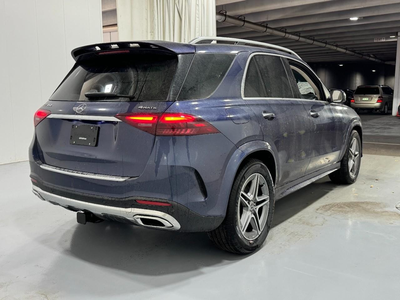 Mercedes-Benz GLE Vehicle Full-screen Gallery Image 4