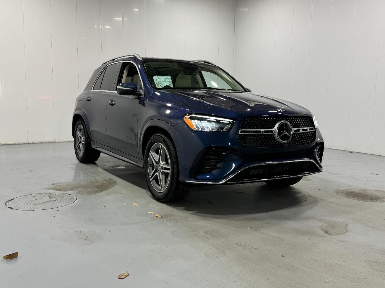 Mercedes-Benz GLE Vehicle Full-screen Gallery Image 6