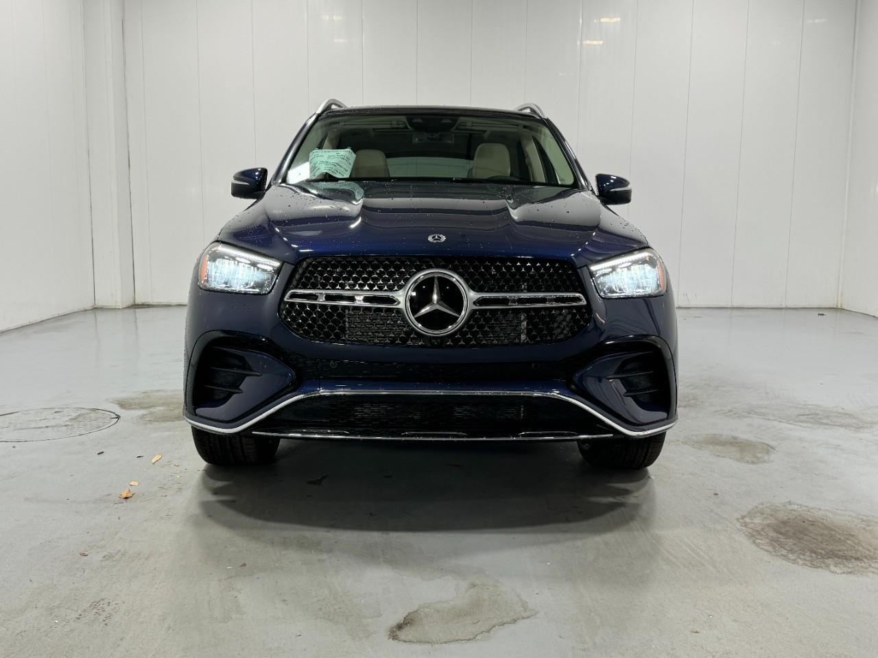 Mercedes-Benz GLE Vehicle Full-screen Gallery Image 7