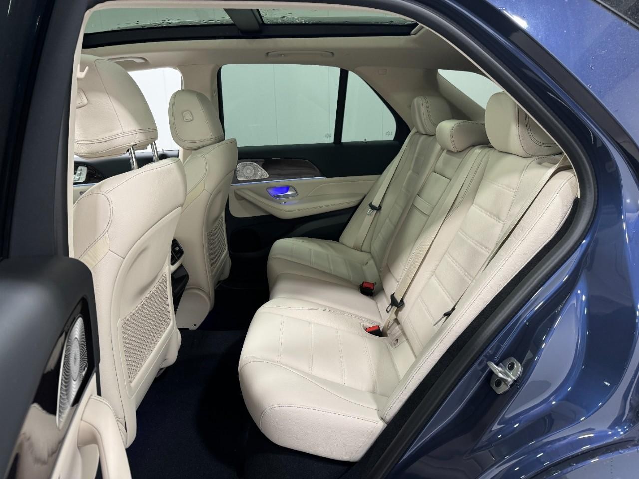 Mercedes-Benz GLE Vehicle Full-screen Gallery Image 8