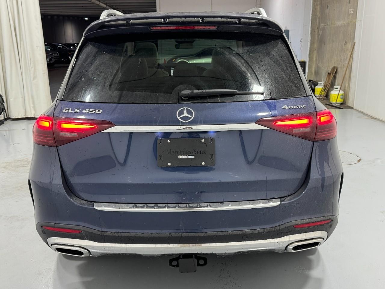 Mercedes-Benz GLE Vehicle Full-screen Gallery Image 9