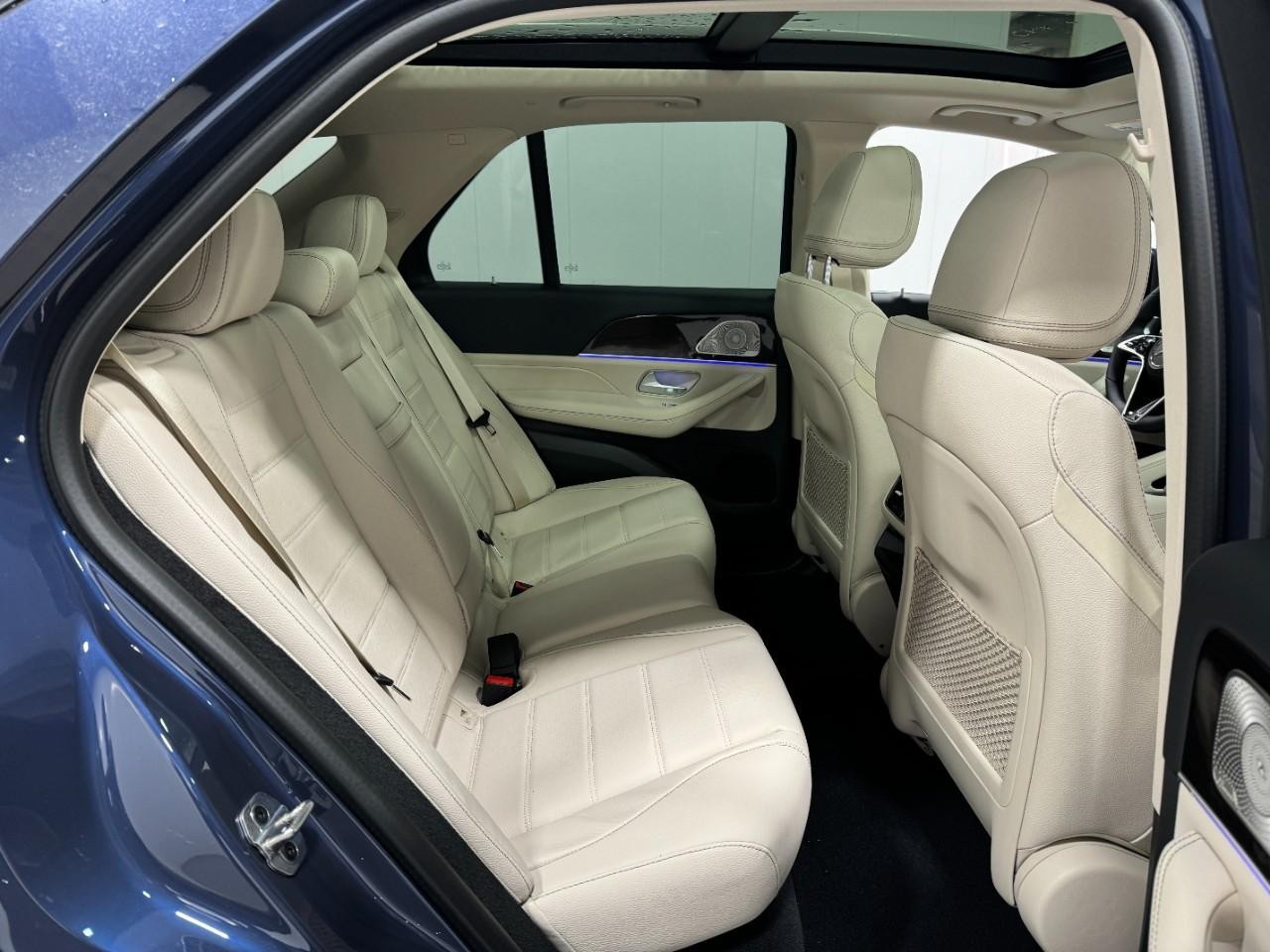 Mercedes-Benz GLE Vehicle Full-screen Gallery Image 10