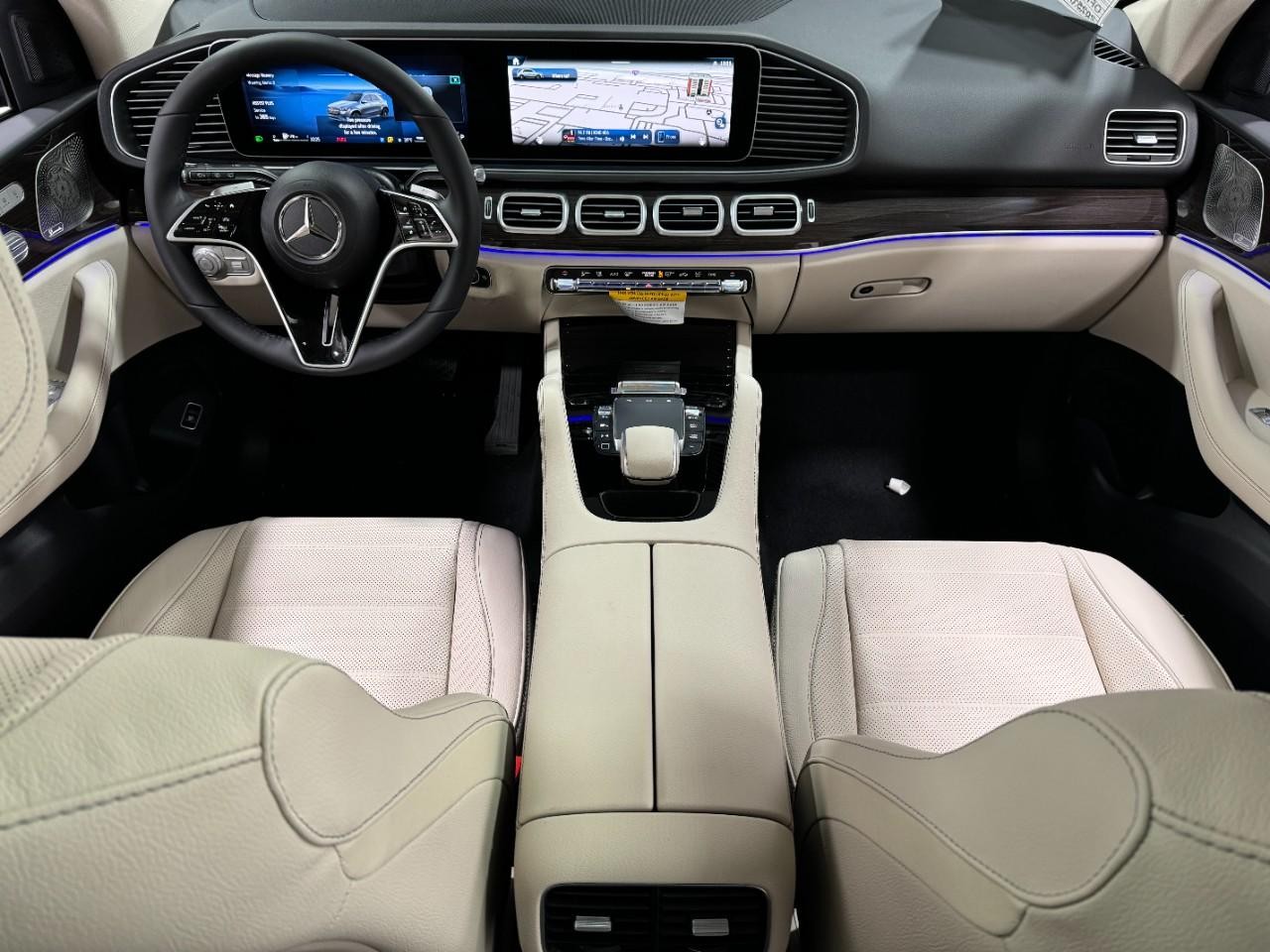 Mercedes-Benz GLE Vehicle Full-screen Gallery Image 12