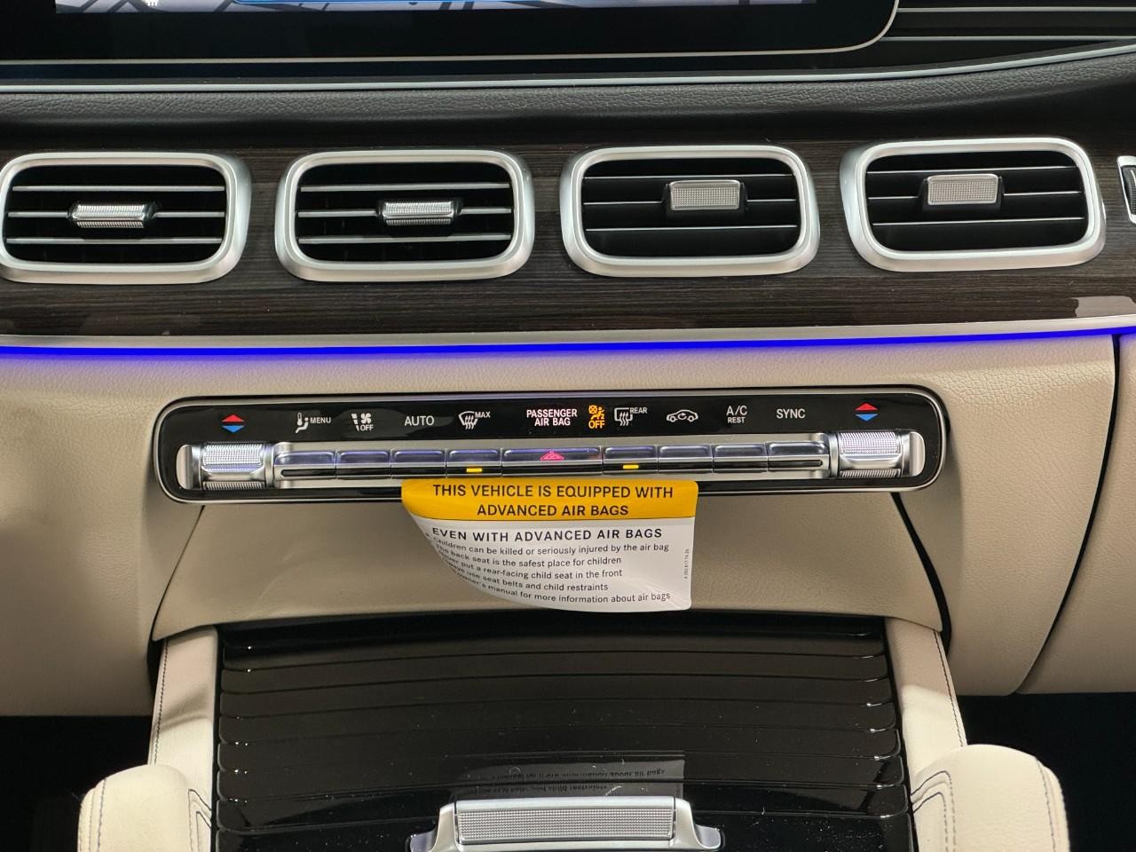 Mercedes-Benz GLE Vehicle Full-screen Gallery Image 15