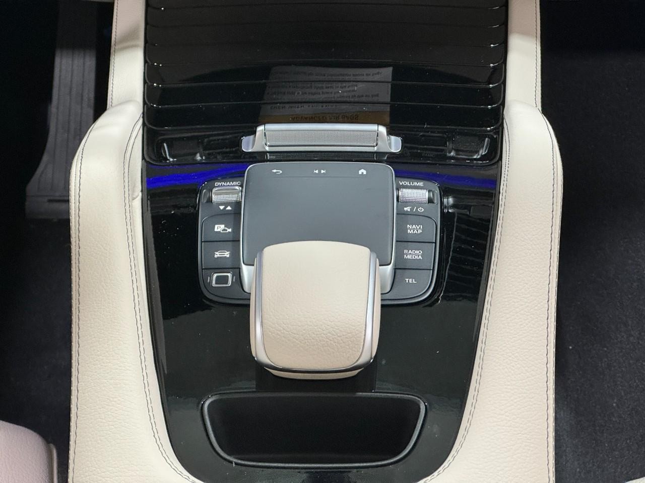 Mercedes-Benz GLE Vehicle Full-screen Gallery Image 16