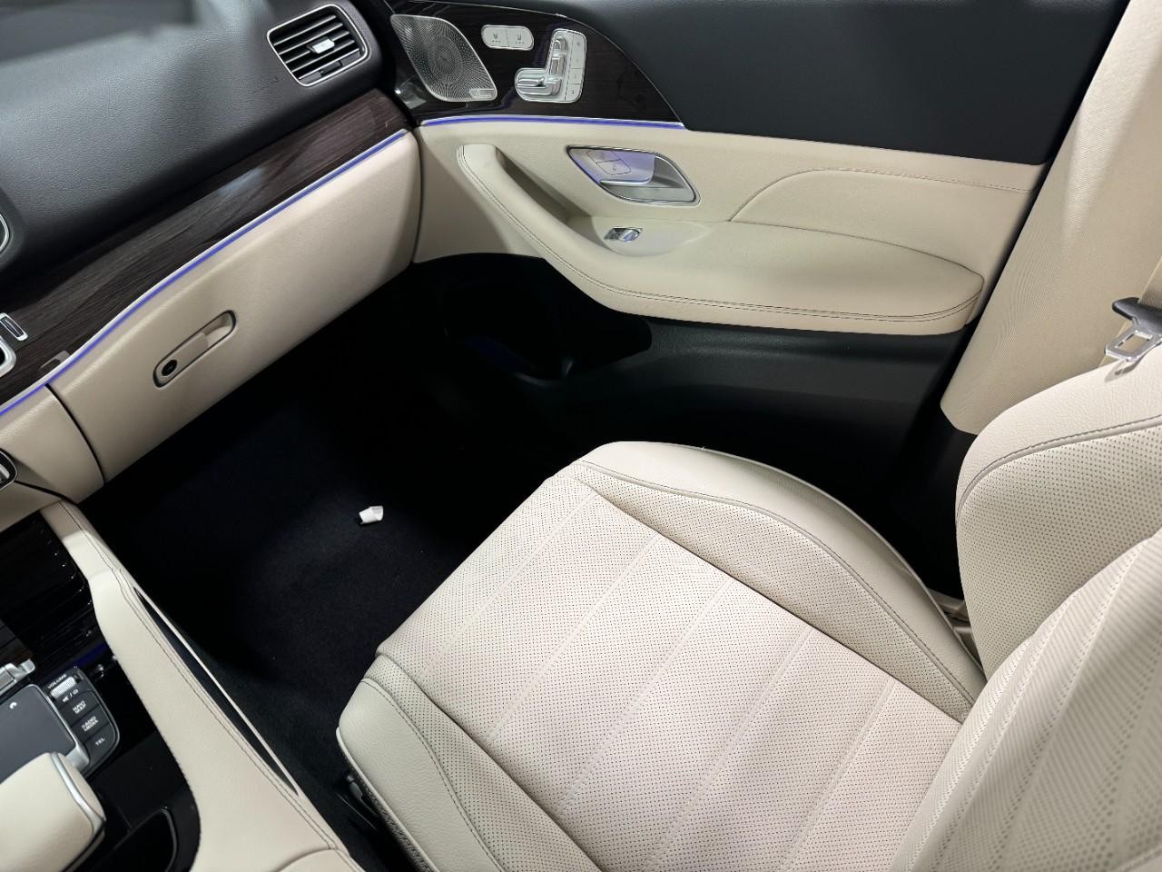 Mercedes-Benz GLE Vehicle Full-screen Gallery Image 17