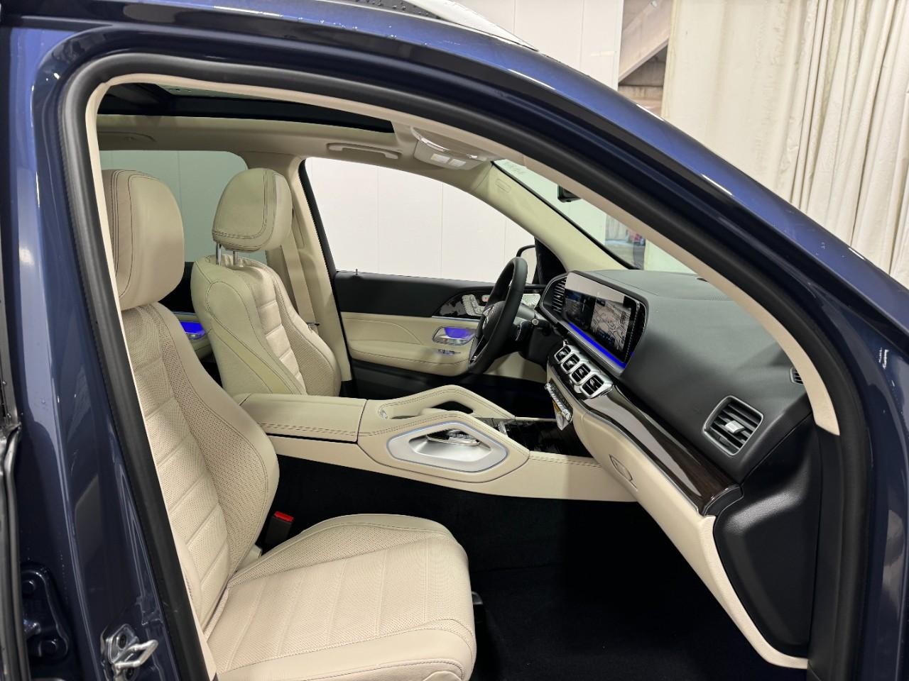 Mercedes-Benz GLE Vehicle Full-screen Gallery Image 18