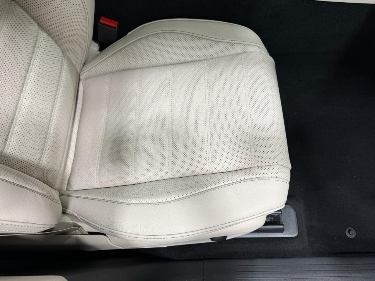 Mercedes-Benz GLE Vehicle Full-screen Gallery Image 19