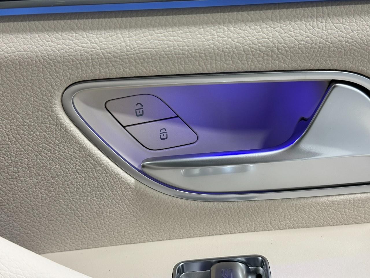 Mercedes-Benz GLE Vehicle Full-screen Gallery Image 22