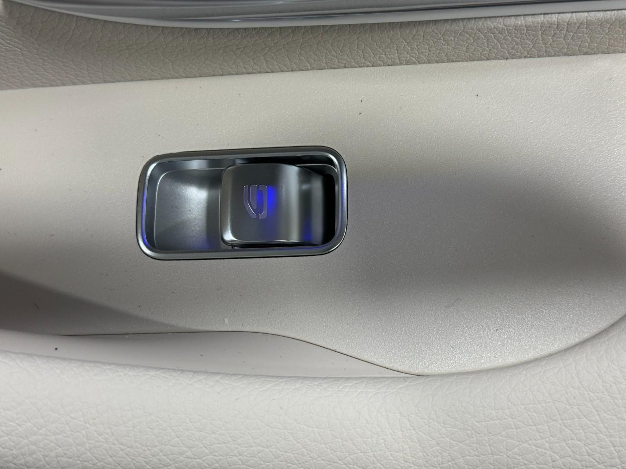 Mercedes-Benz GLE Vehicle Full-screen Gallery Image 23