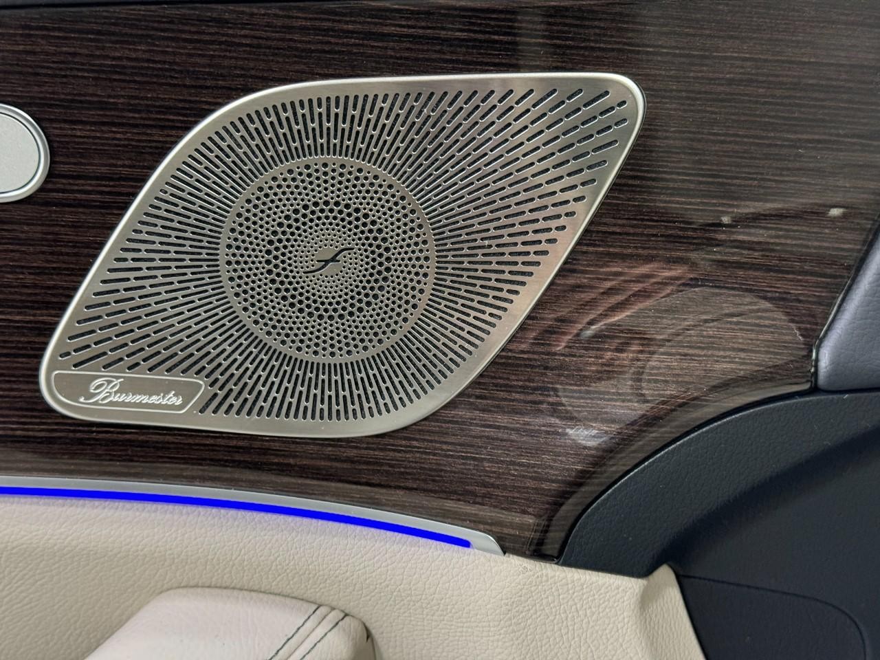 Mercedes-Benz GLE Vehicle Full-screen Gallery Image 24