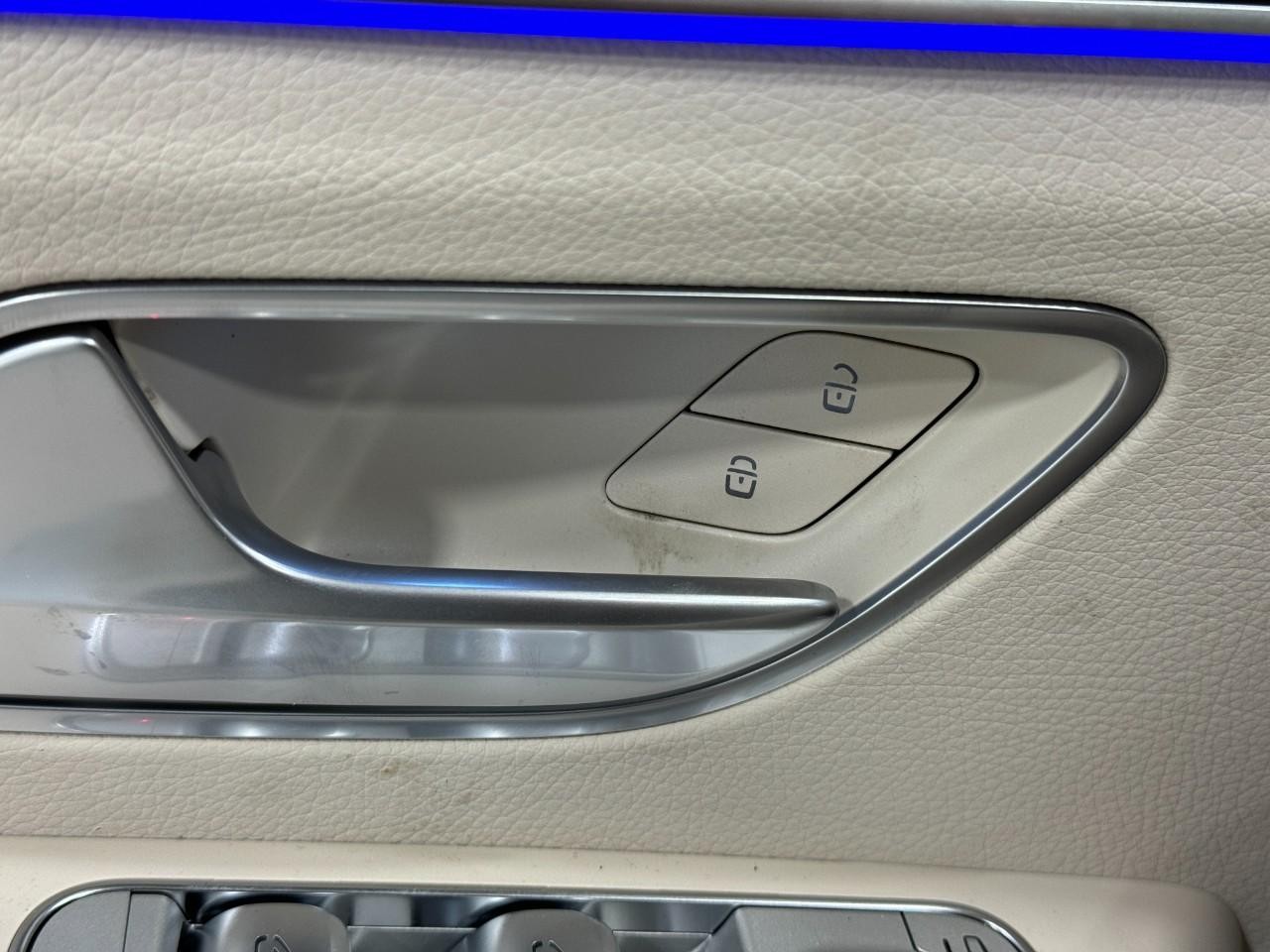 Mercedes-Benz GLE Vehicle Full-screen Gallery Image 26