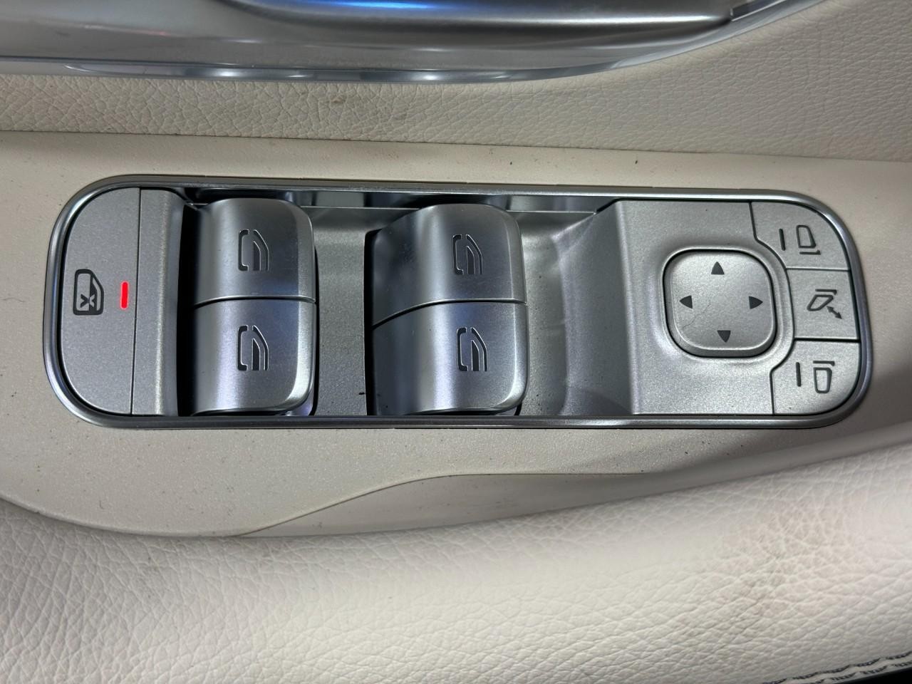 Mercedes-Benz GLE Vehicle Full-screen Gallery Image 27