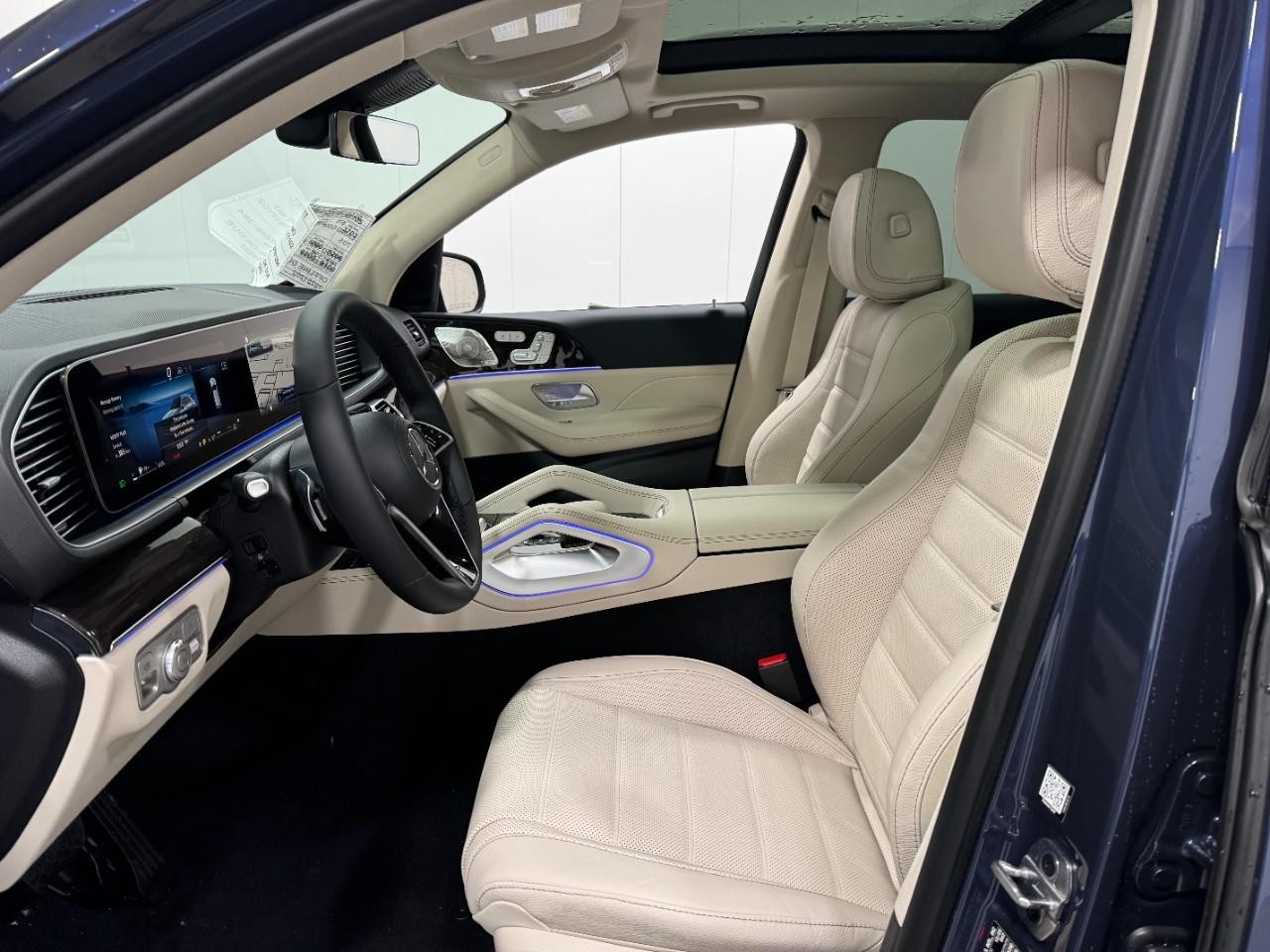 Mercedes-Benz GLE Vehicle Full-screen Gallery Image 29