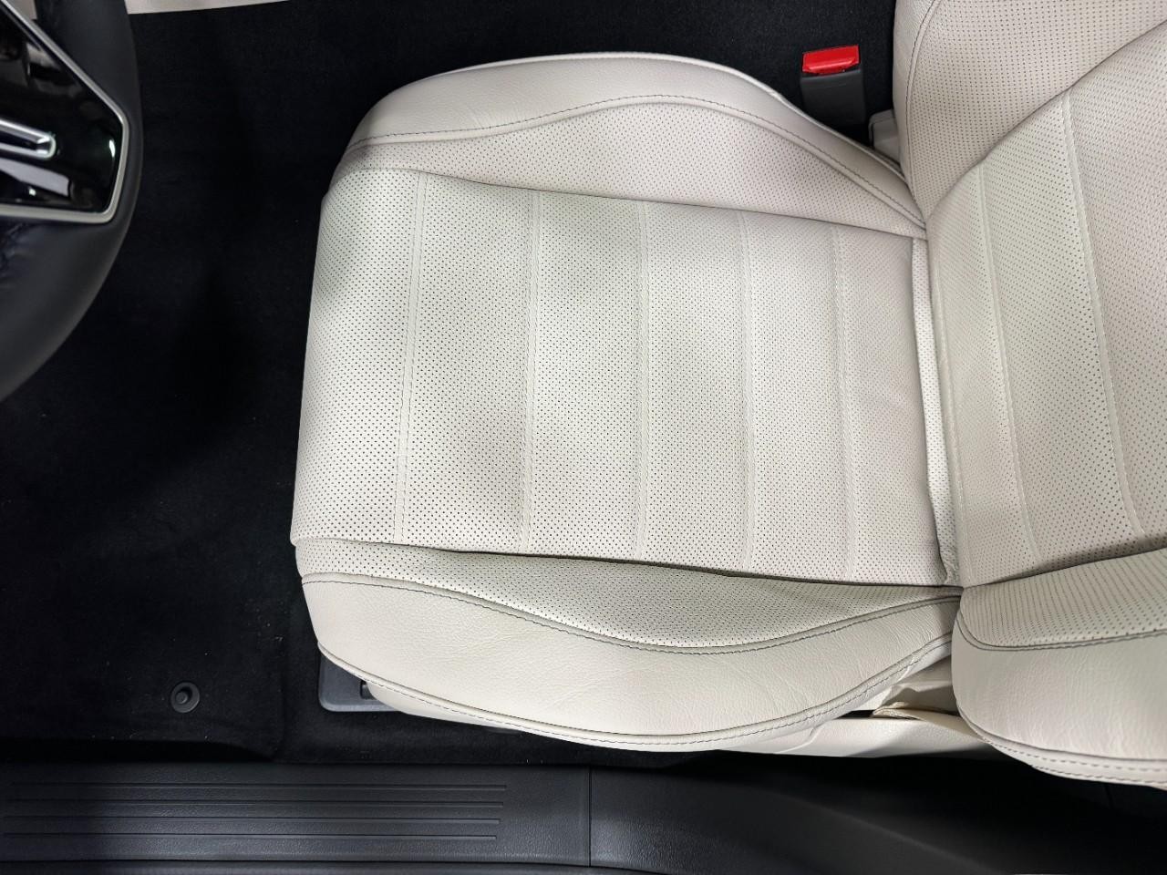 Mercedes-Benz GLE Vehicle Full-screen Gallery Image 30