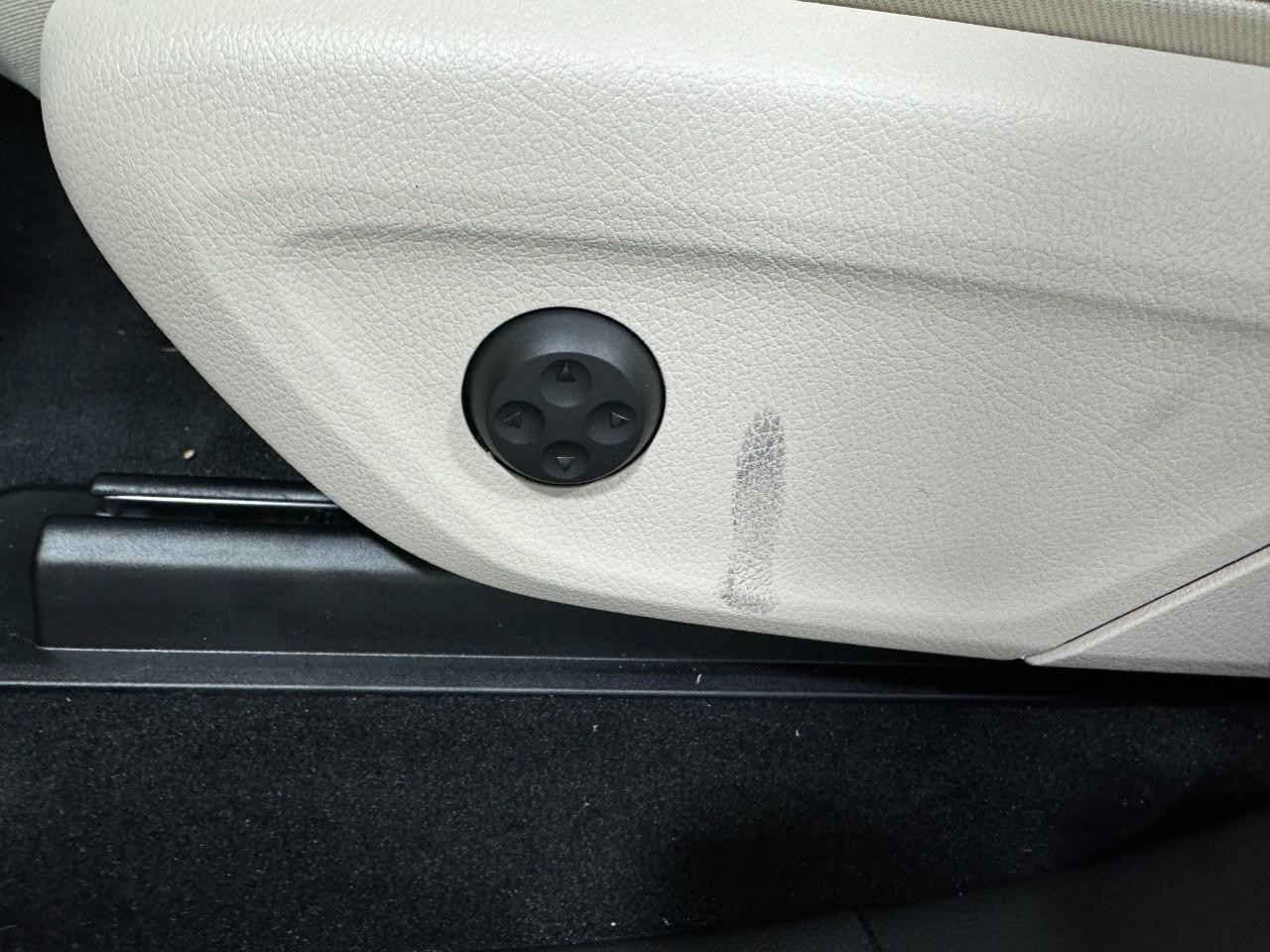 Mercedes-Benz GLE Vehicle Full-screen Gallery Image 31