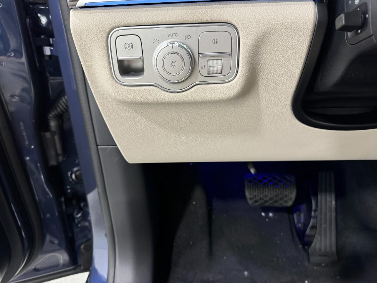 Mercedes-Benz GLE Vehicle Full-screen Gallery Image 32