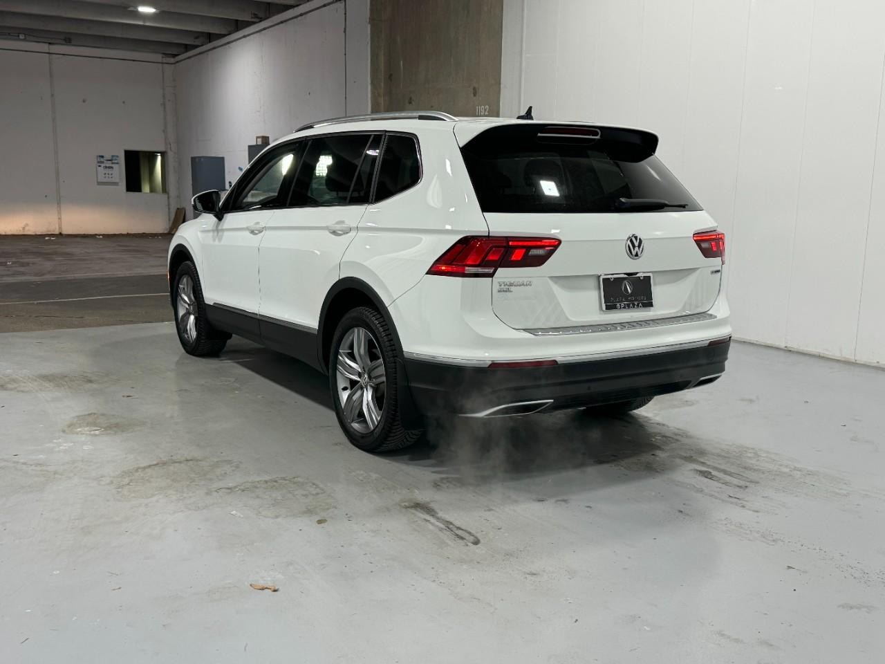 Volkswagen Tiguan Vehicle Full-screen Gallery Image 3