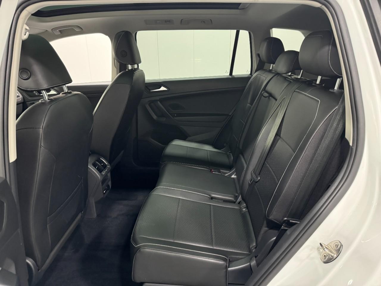 Volkswagen Tiguan Vehicle Full-screen Gallery Image 8