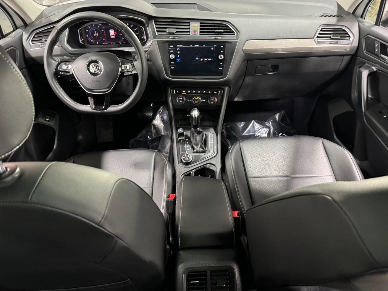 Volkswagen Tiguan Vehicle Full-screen Gallery Image 12