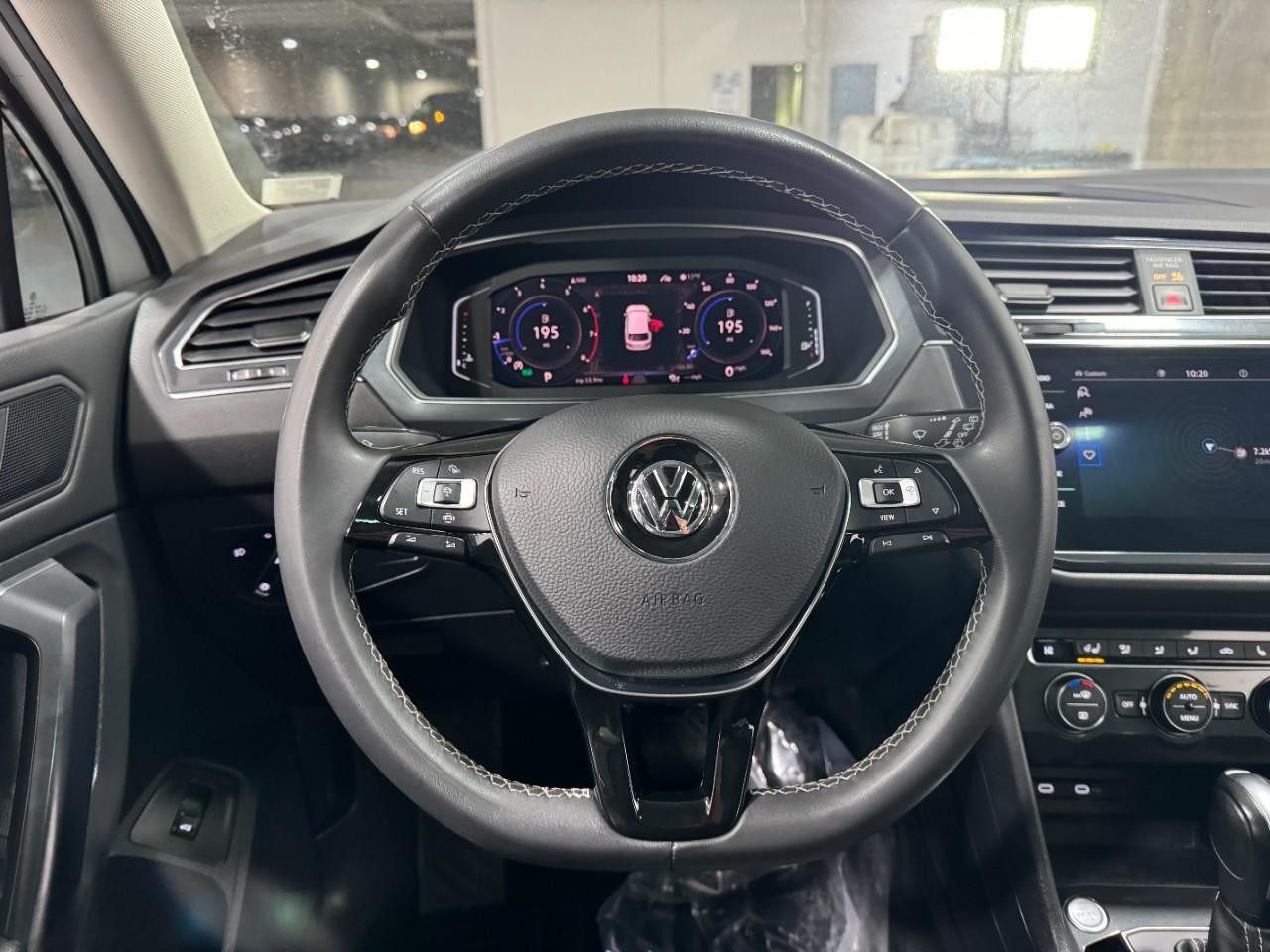 Volkswagen Tiguan Vehicle Full-screen Gallery Image 13