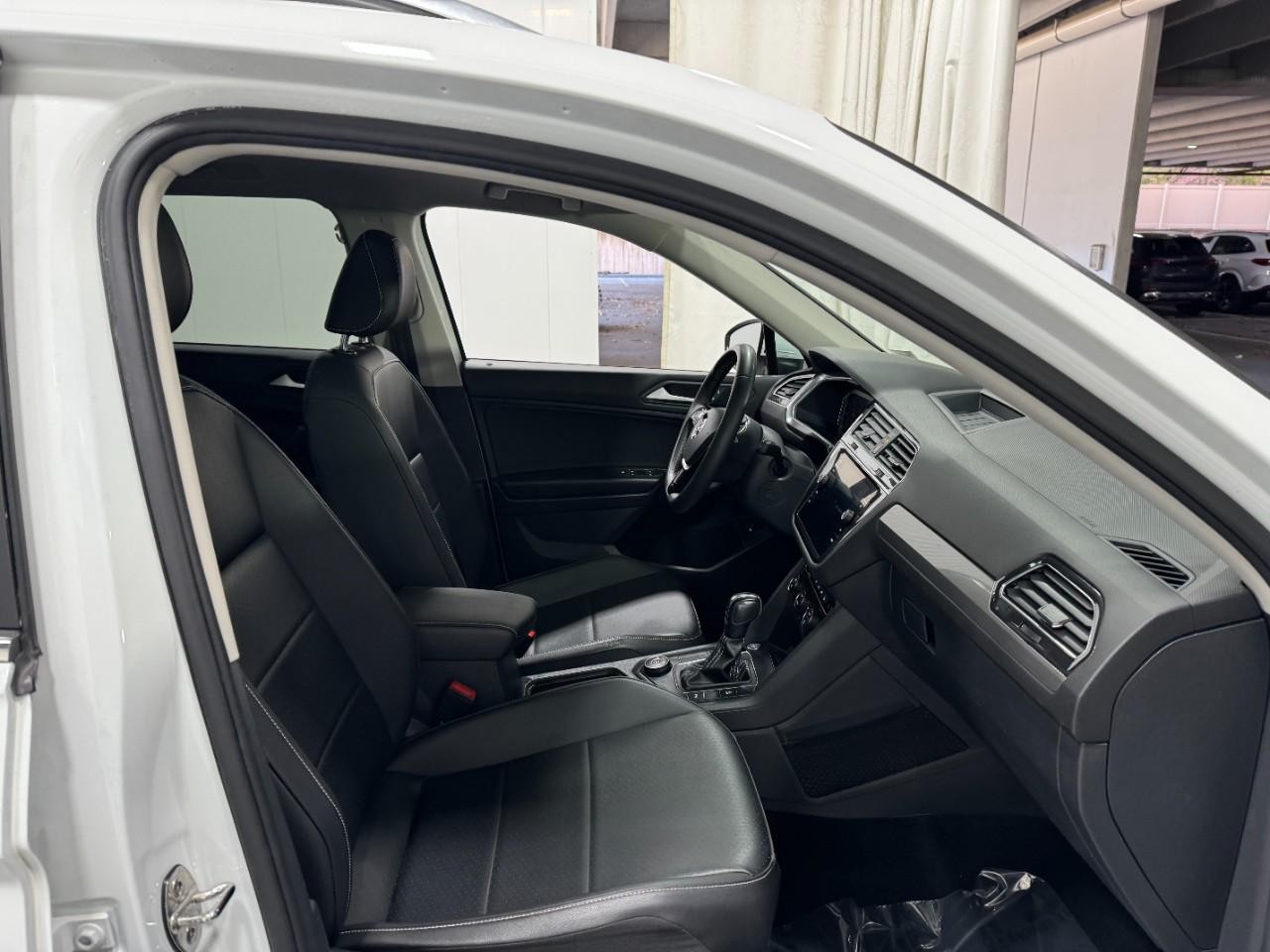 Volkswagen Tiguan Vehicle Full-screen Gallery Image 18