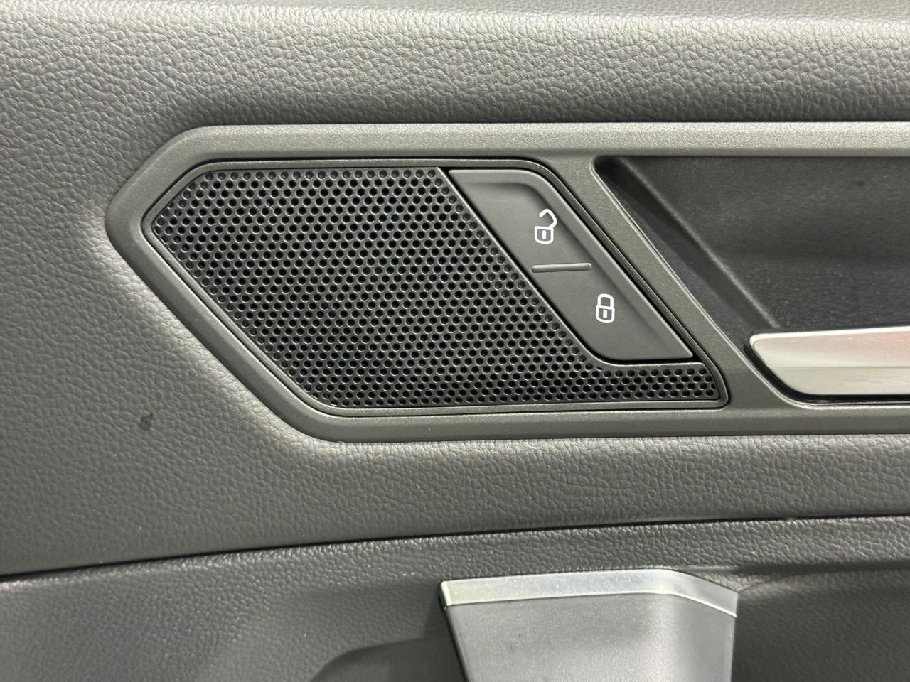 Volkswagen Tiguan Vehicle Full-screen Gallery Image 21