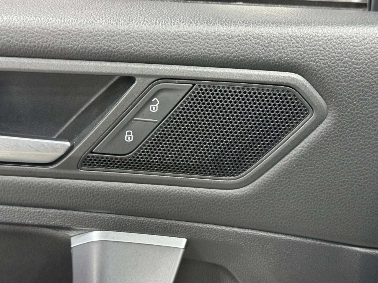 Volkswagen Tiguan Vehicle Full-screen Gallery Image 23