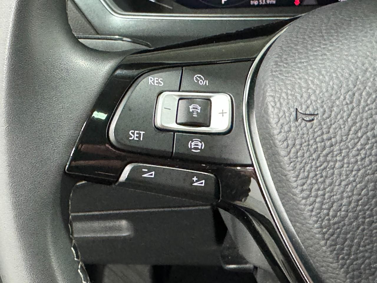 Volkswagen Tiguan Vehicle Full-screen Gallery Image 30