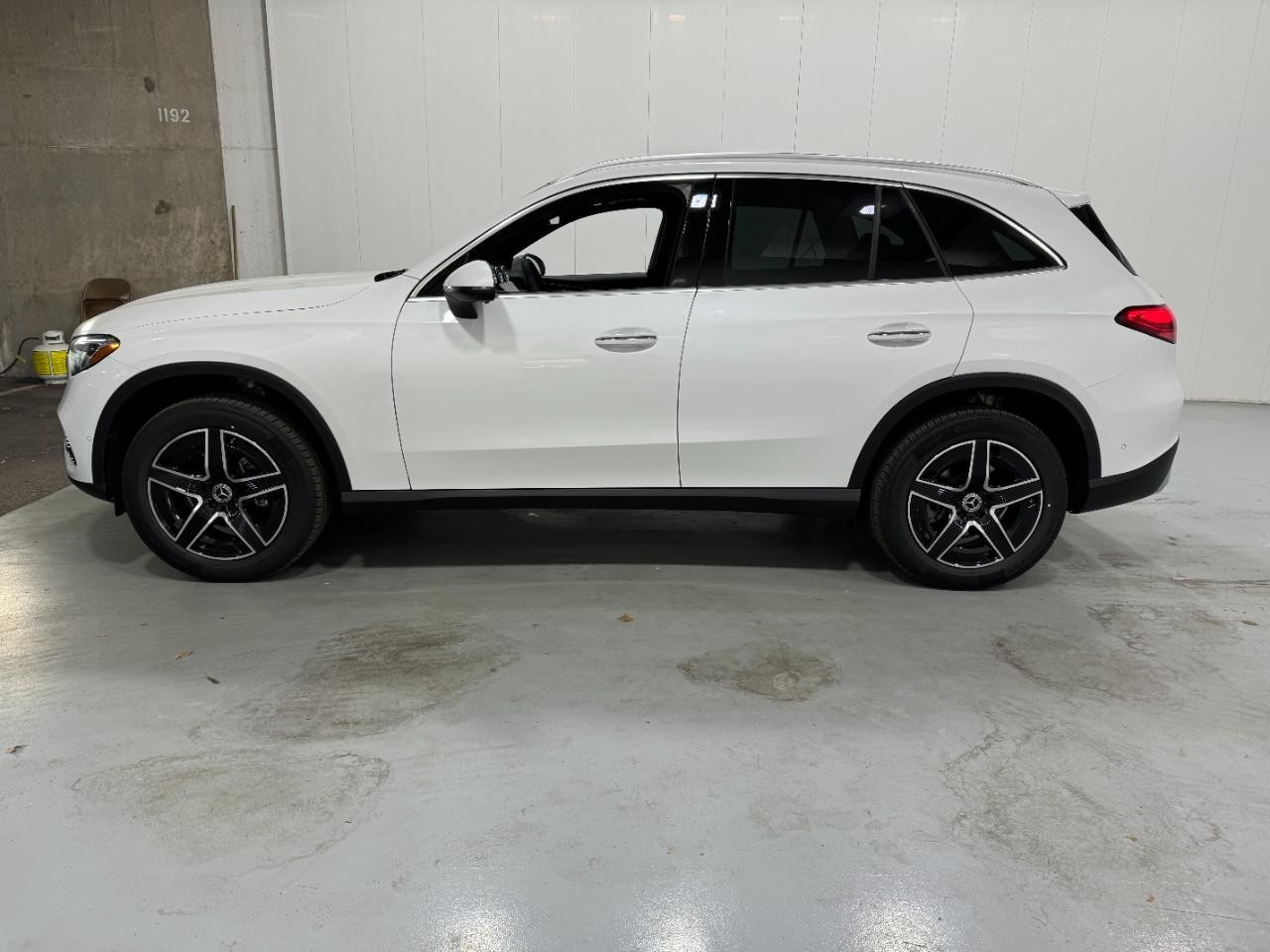 Mercedes-Benz GLC Vehicle Full-screen Gallery Image 2