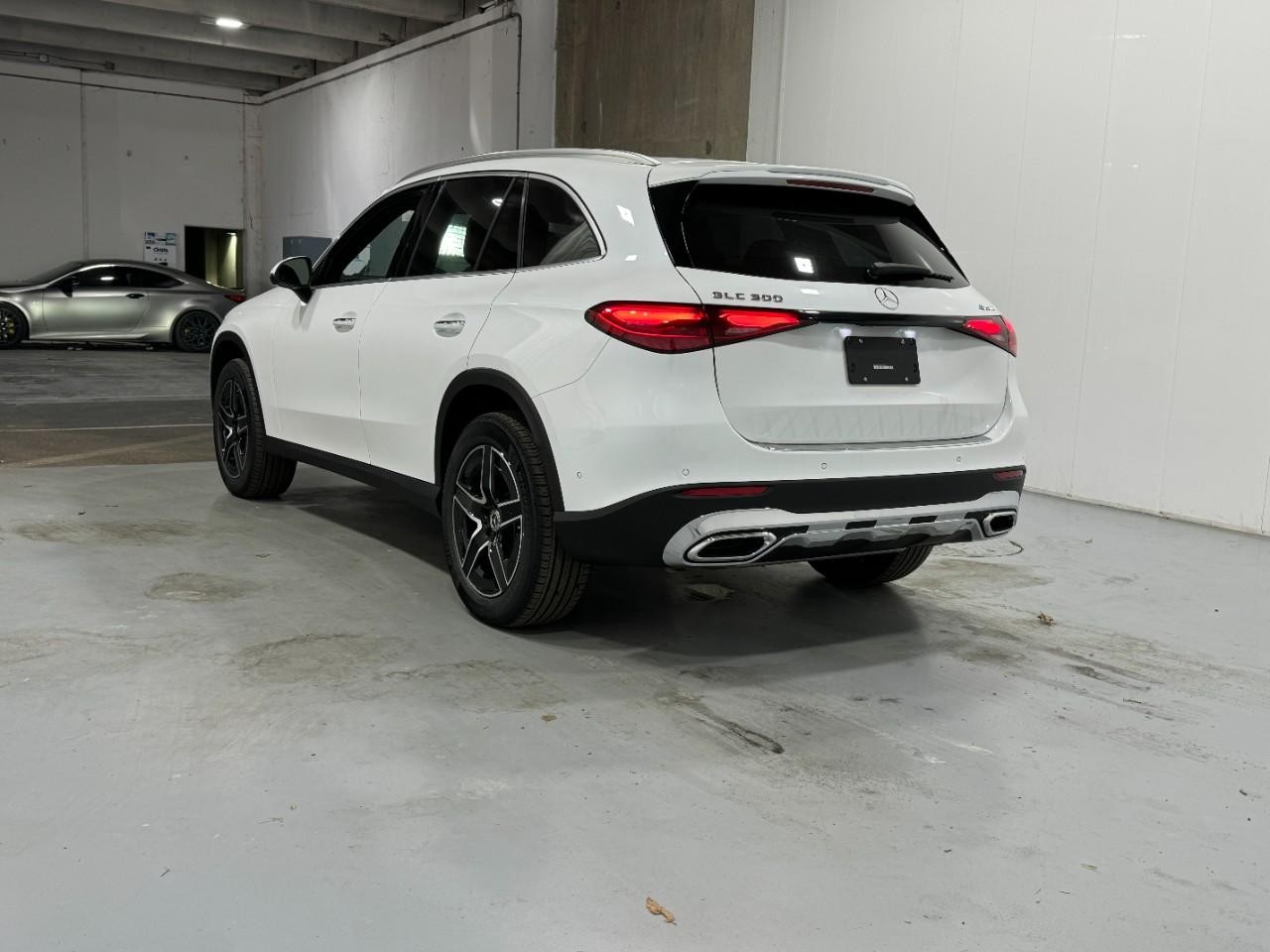 Mercedes-Benz GLC Vehicle Full-screen Gallery Image 3
