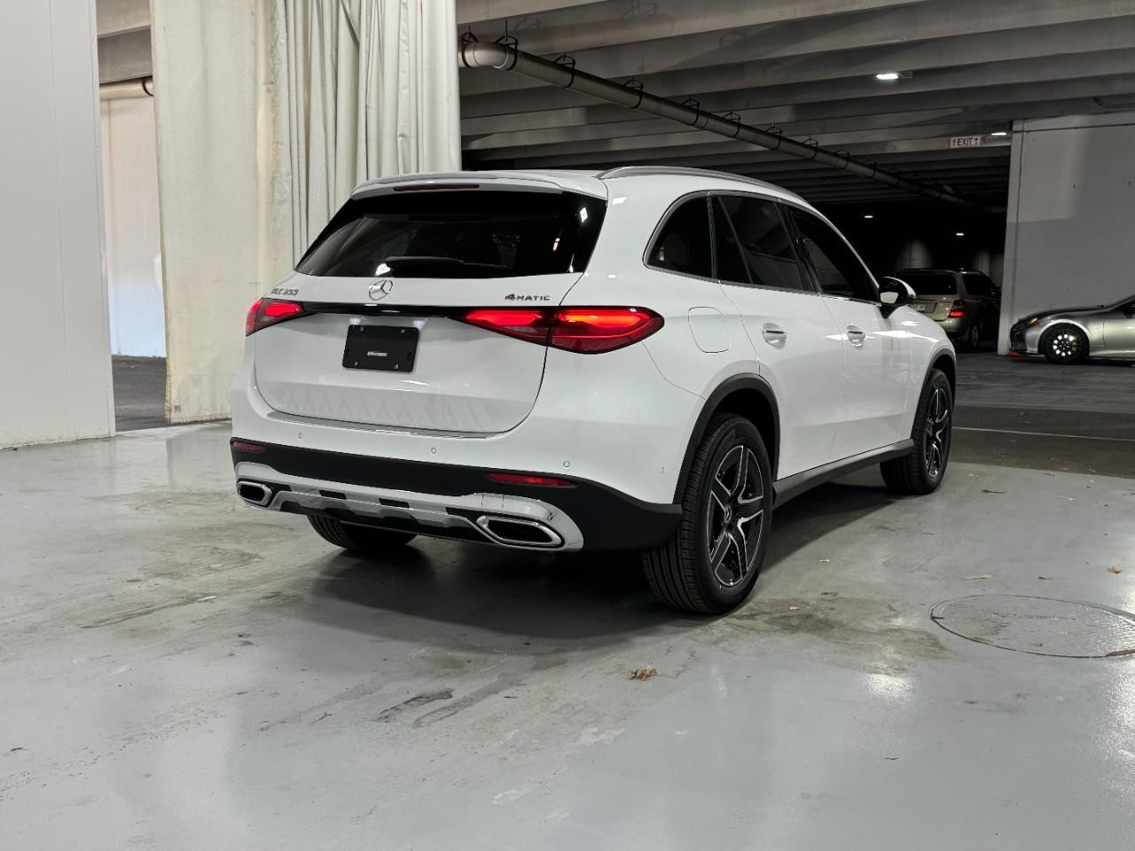 Mercedes-Benz GLC Vehicle Full-screen Gallery Image 4