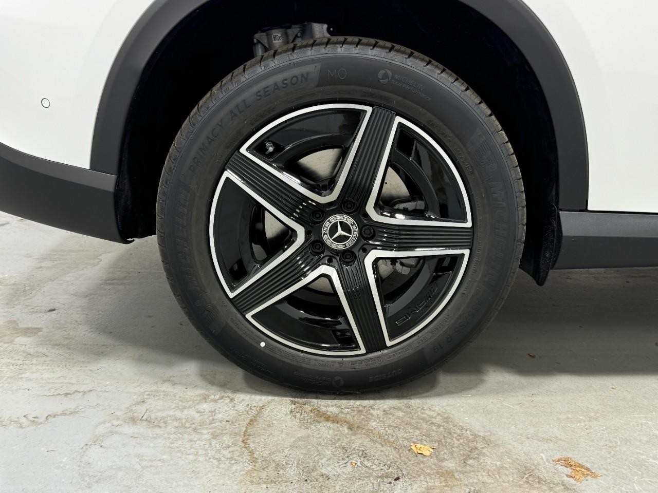 Mercedes-Benz GLC Vehicle Full-screen Gallery Image 5