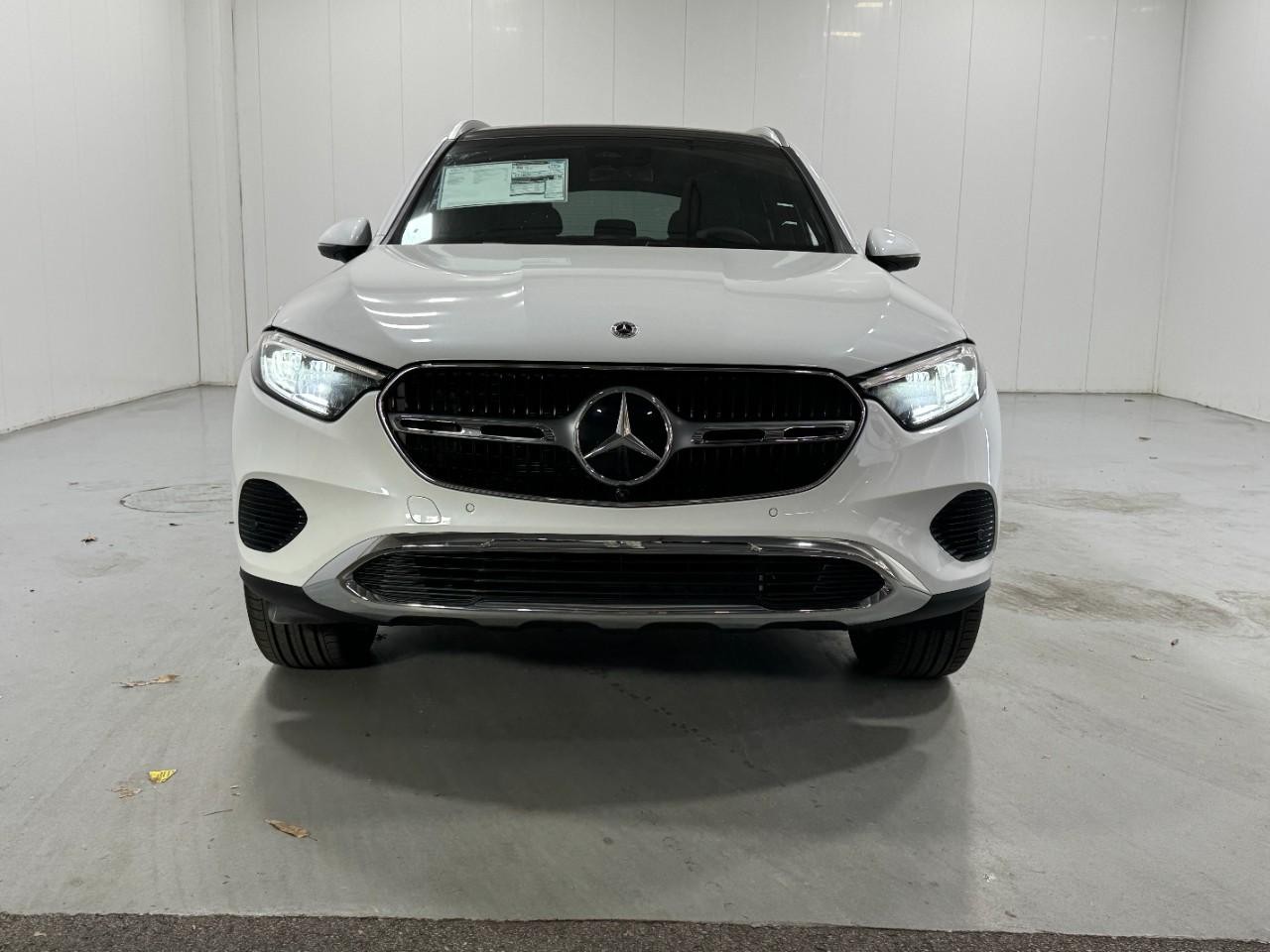 Mercedes-Benz GLC Vehicle Full-screen Gallery Image 7