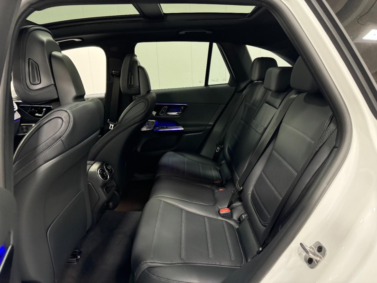 Mercedes-Benz GLC Vehicle Full-screen Gallery Image 8