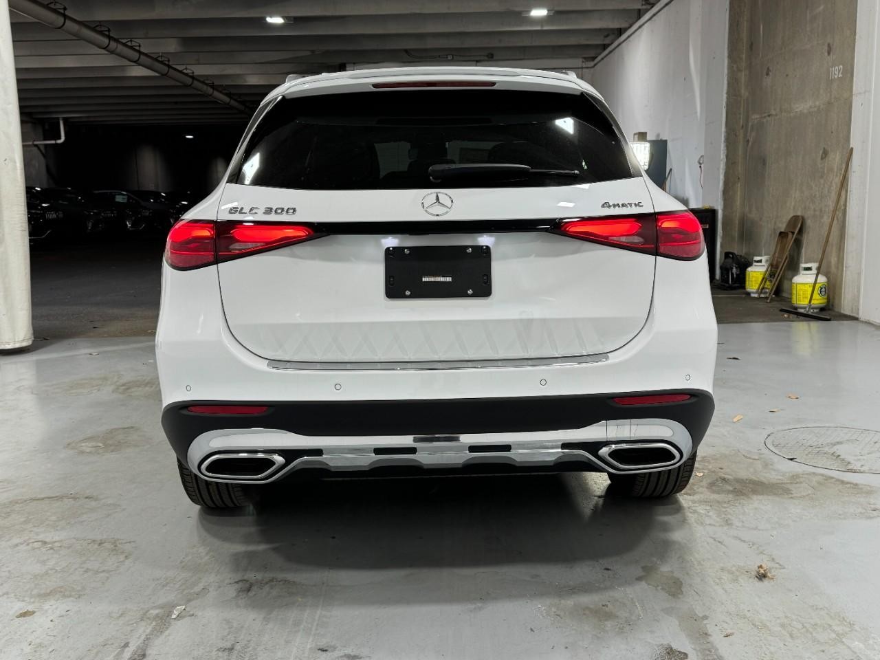 Mercedes-Benz GLC Vehicle Full-screen Gallery Image 9