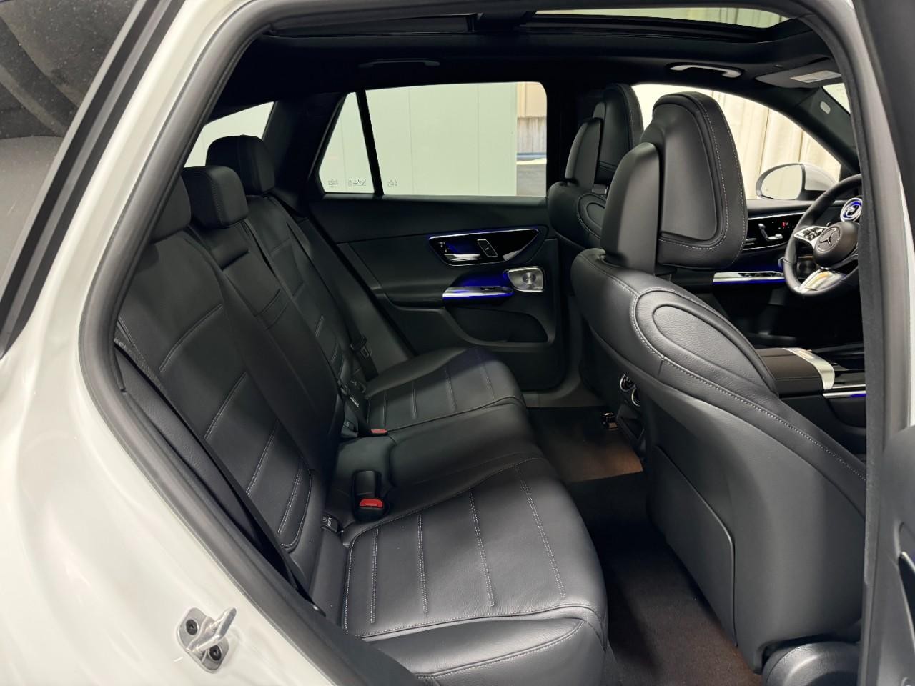 Mercedes-Benz GLC Vehicle Full-screen Gallery Image 10