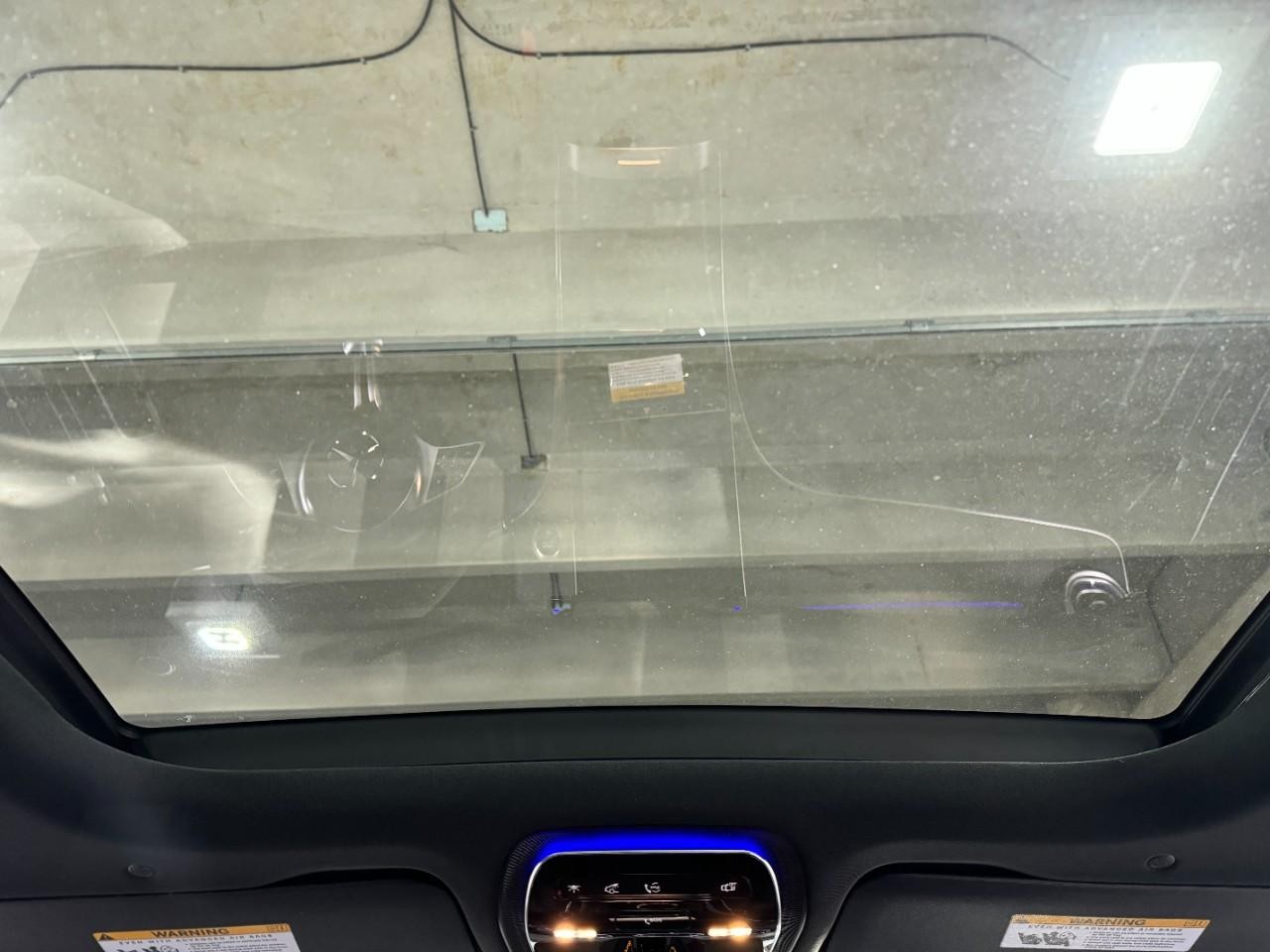 Mercedes-Benz GLC Vehicle Full-screen Gallery Image 11