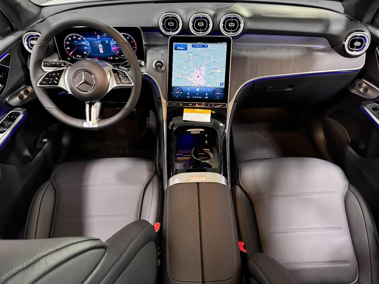 Mercedes-Benz GLC Vehicle Full-screen Gallery Image 12