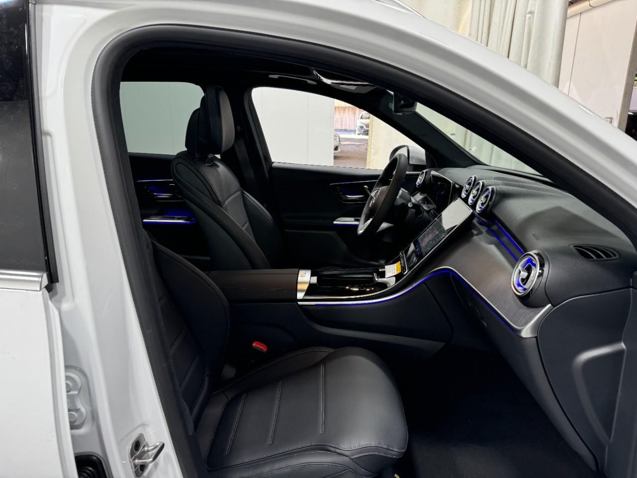 Mercedes-Benz GLC Vehicle Full-screen Gallery Image 16