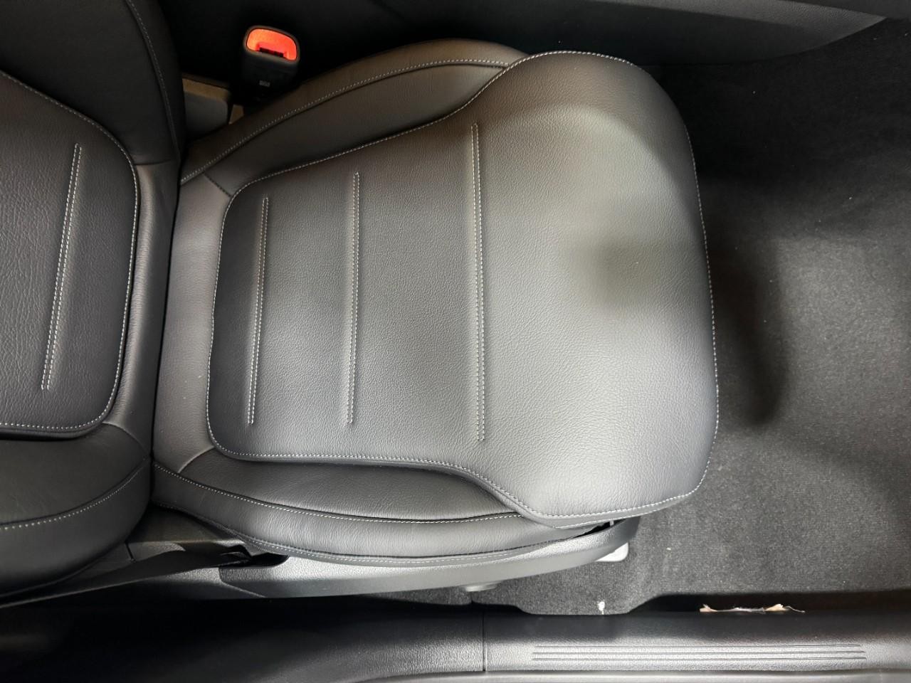 Mercedes-Benz GLC Vehicle Full-screen Gallery Image 17