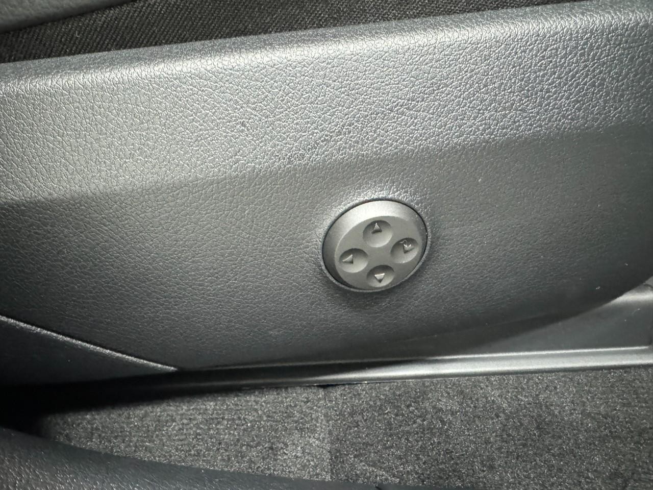 Mercedes-Benz GLC Vehicle Full-screen Gallery Image 18