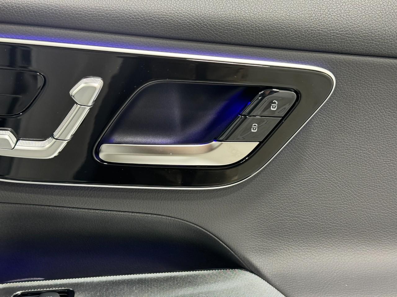 Mercedes-Benz GLC Vehicle Full-screen Gallery Image 20