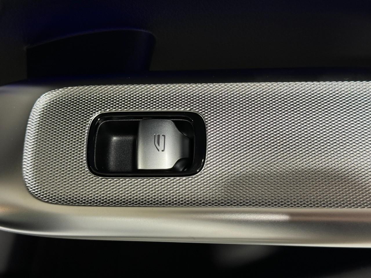 Mercedes-Benz GLC Vehicle Full-screen Gallery Image 21